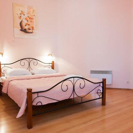 Home Hotel Apartments On Mykhailivska Square - Kiev Kültér fotó